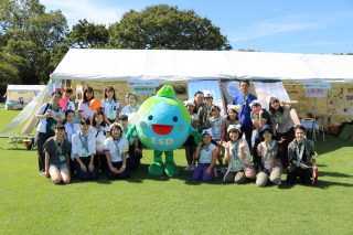 ハグくんと一緒に集合写真