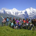 美しい山をバックに